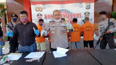 Wakapolres Sigi Kompol M Sumangkut memimpin langsung press release , pengungkapan kasus narkoba jenis sabu dan pengguna narkoba jenis koplo, di halaman Mako Polres Sigi, Rabu (22/7/2020).(FOTO: UHCY24JAM.CO)