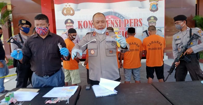 Wakapolres Sigi Kompol M Sumangkut memimpin langsung press release , pengungkapan kasus narkoba jenis sabu dan pengguna narkoba jenis koplo, di halaman Mako Polres Sigi, Rabu (22/7/2020).(FOTO: UHCY24JAM.CO)