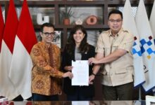 Menkomdigi Meutya Hafid bersama Wamenkomdigi Nezar Patria dan Angga Raka Prabowo menunjukkan salinan Peraturan Menteri Komunikasi dan Digital Nomor 9 Tahun 2026 tentang pelindungan anak di ruang digital. (Foto: Kemkomdigi/Infopublik.id)