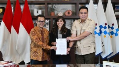 Menkomdigi Meutya Hafid bersama Wamenkomdigi Nezar Patria dan Angga Raka Prabowo menunjukkan salinan Peraturan Menteri Komunikasi dan Digital Nomor 9 Tahun 2026 tentang pelindungan anak di ruang digital. (Foto: Kemkomdigi/Infopublik.id)