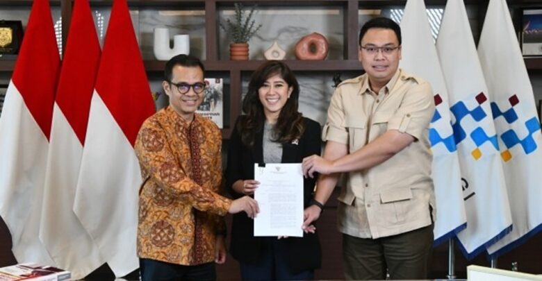 Menkomdigi Meutya Hafid bersama Wamenkomdigi Nezar Patria dan Angga Raka Prabowo menunjukkan salinan Peraturan Menteri Komunikasi dan Digital Nomor 9 Tahun 2026 tentang pelindungan anak di ruang digital. (Foto: Kemkomdigi/Infopublik.id)